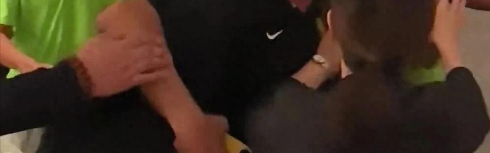 感动！大堂女经理先后隔开张玉宁王刚，保护球迷，网友：最佳后卫